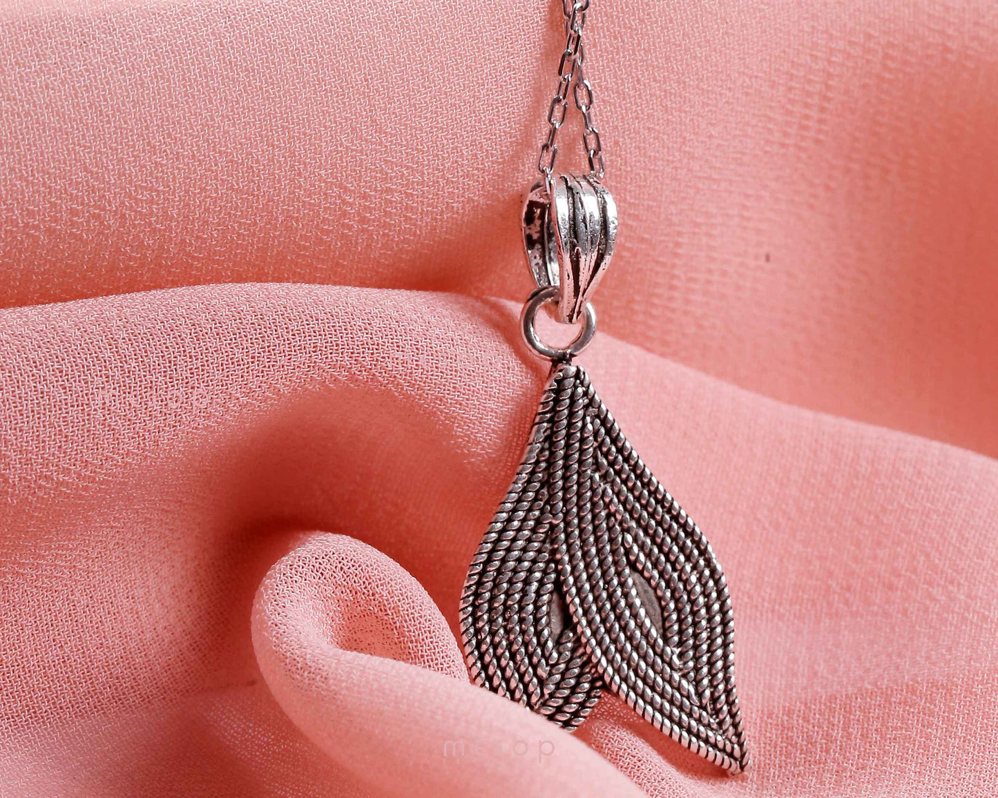 Twin Leaves Seranade Pendant